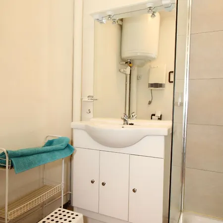 Lumineux Avec Balcon Expose Sud, Equipe Et Classe 2 Etoiles. - Fr-1-553-139 * בלרוק-לה-באינס