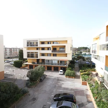 Lumineux Avec Balcon Expose Sud, Equipe Et Classe 2 Etoiles. - Fr-1-553-139 *