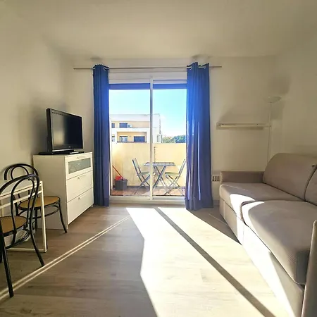 Lumineux Avec Balcon Expose Sud, Equipe Et Classe 2 Etoiles. - Fr-1-553-139 * בלרוק-לה-באינס
